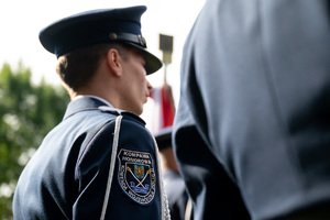 policjant w mundurze galowym