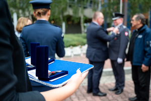 kobieta trzyma w rękach podstawkę z medalem