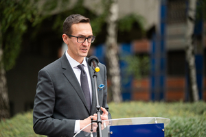 mężczyzna w okularach w garniturze