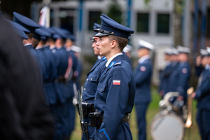 policjanci z kompani honorowej stoją w szeregu