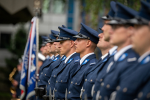 policjanci w mundurach galowych stoją w szeregu