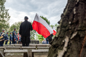 biało czerwona flaga trzymana przez ucznia ze szkoły mundurowej
