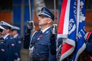 policjant z pocztu sztandarowego trzyma szablę