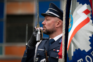 policjant z pocztu sztandarowego trzyma szablę