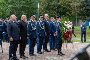 Komendanci  w mundurach galowych wraz z duchownymi składają wieniec w miejscu pamięci