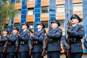 policjanci z kompanii honorowej trzymają długa broń