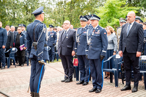 dowódca uroczystości składa meldunek komendantom