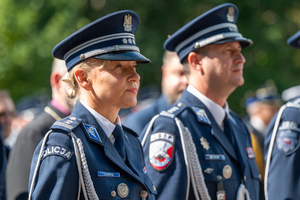 policjantka i policjant w mundurze galowym