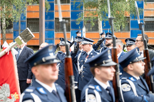 policjanci z kompanii honorowej w mundurach galowych