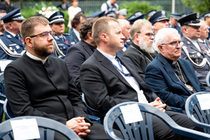 zaproszeni goście siedzą na krzesełkach