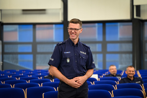 umundurowany policjant stoi w auli