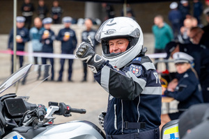 Zdjęcie policjanta siedzącego na motocyklu