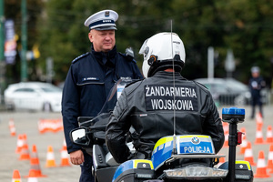 Zdjęcie policyjnego motocyklisty rozmawiającego z innym policjantem
