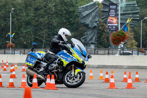 Zdjęcie policyjnego motocyklisty na torze przeszkód