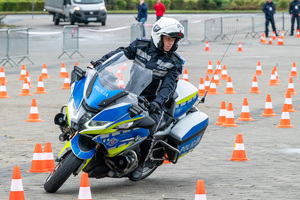 Zdjęcie policyjnego motocyklisty na torze przeszkód