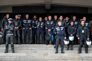 Grupowe zdjęcie policyjnych motocyklistów