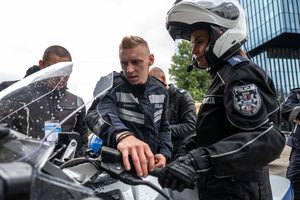 Zdjęcie ukazujące policjantów biorących udział w konkursie