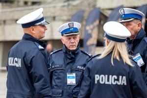 Zdjęcie rozmawiających policjantów