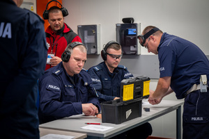 Zdjęcie policjantów na strzelnicy