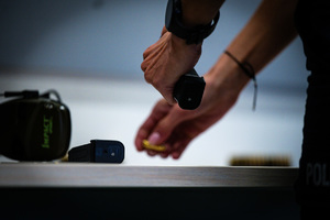 Zdjęcie przedstawia magazynek trzymany w dłoni