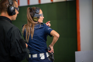 Zdjęcie policjantki na strzelnicy