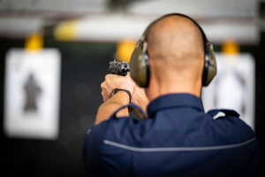 Zdjęcie policjanta na strzelnicy