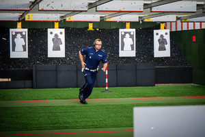 Zdjęcie policjanta na strzelnicy