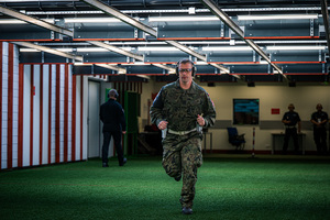 Zdjęcie policjanta na strzelnicy