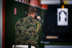 Zdjęcie policjanta na strzelnicy