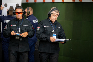 Zdjęcie policjantów na strzelnicy