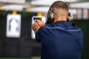 Zdjęcie policjanta na strzelnicy