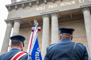 Zdjęcie policjantów stojących przy sztandarze