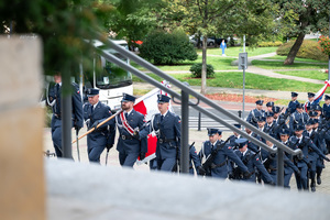 Zdjęcie policjantów wchodzących do katedry