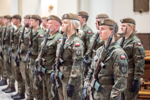 zdjęcie żołnierzy biorących udział w uroczystości