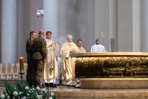 Zdjęcie ukazujące duchownych odprawiających msze