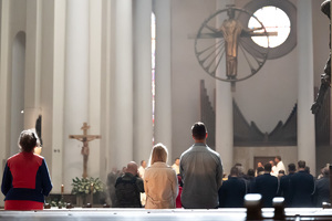 zdjęcie ukazujące uczestników mszy