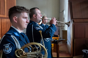 zdjęcie muzyków z orkiestry