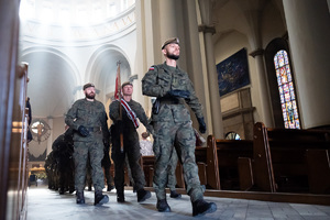 zdjęcie ukazujące żołnierzy wychodzących z archikatedry