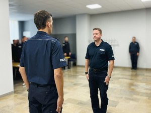 Zdjęcie policjantów podczas rozpoczęcia szkolenia