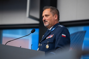 Zdjęcie przemawiającego policjanta