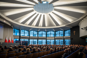 Zdjęcie ukazuje widok na aule wraz z uczestnikami uroczystości