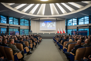 Zdjęcie ukazuje osoby obecne na uroczystości