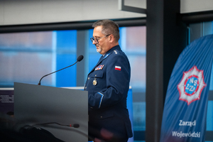 Zdjęcie ukazuje przemawiającego policjanta