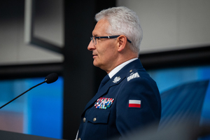 Zdjęcie przedstawia przemawiającego komendanta