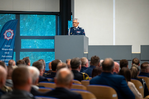 Zdjęcie ukazuje przemawiającego komendanta wojewódzkiego