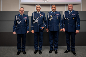 Zdjęcie przedstawia policjantów ustawionych w szeregu