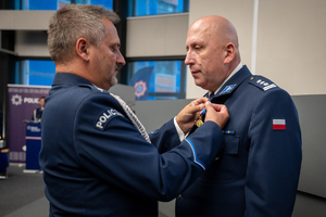 Zdjęcie przedstawia oznaczenie medalem zastępcy komendanta wojewódzkiego