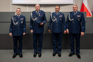 Zdjęcie ukazujący policjantów stojących obok siebie