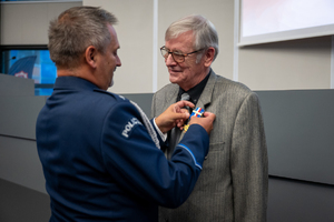 Zdjęcie ukazujące oznaczenie medalem