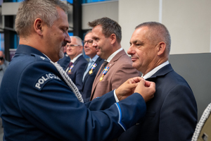 Zdjęcie przedstawia moment przyznania medali